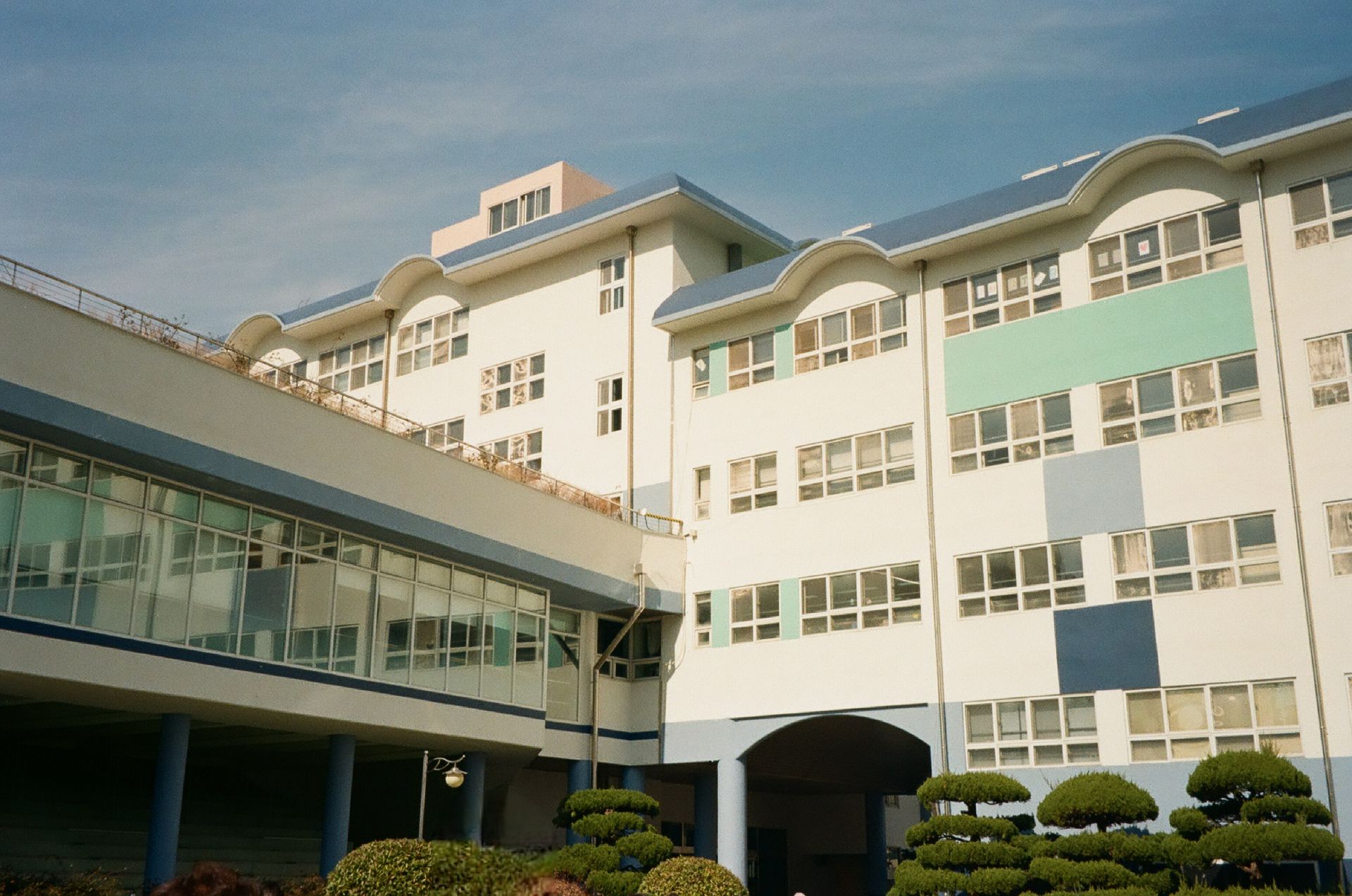 푸른 하늘 아래 우주고등학교 교정